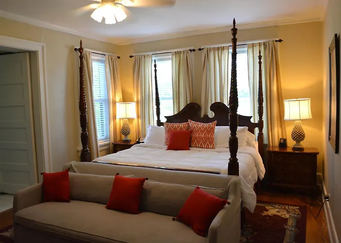 At 835 Boutique Bed & Breakfast 4*