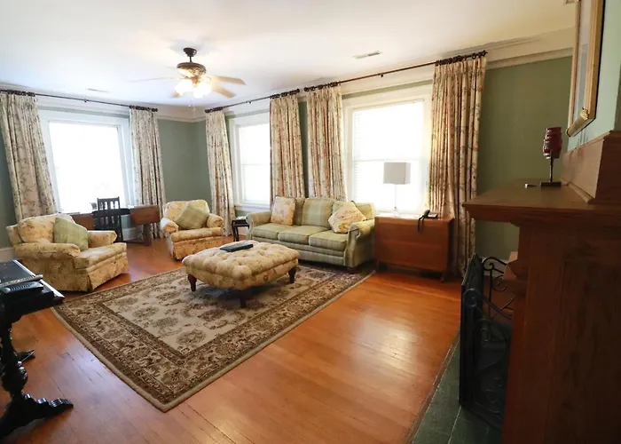 Bed & Breakfast At 835 Boutique