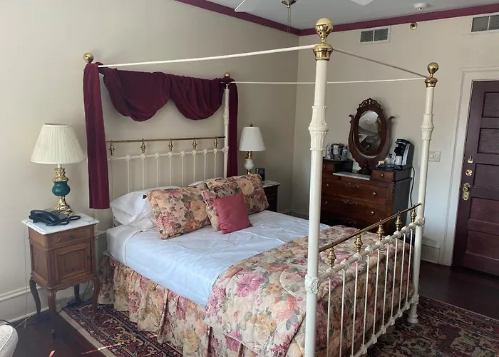 Bed & Breakfast At 835 Boutique