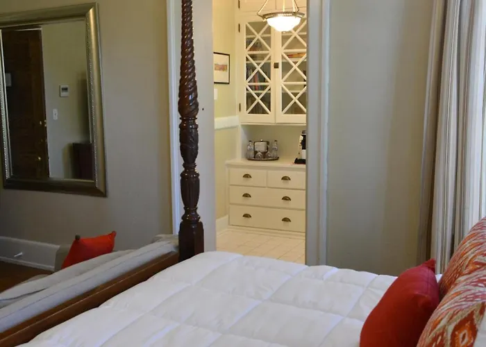At 835 Boutique Bed & Breakfast 4*