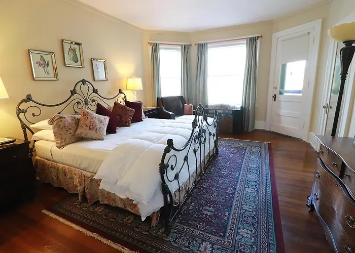 At 835 Boutique Bed & Breakfast Springfield